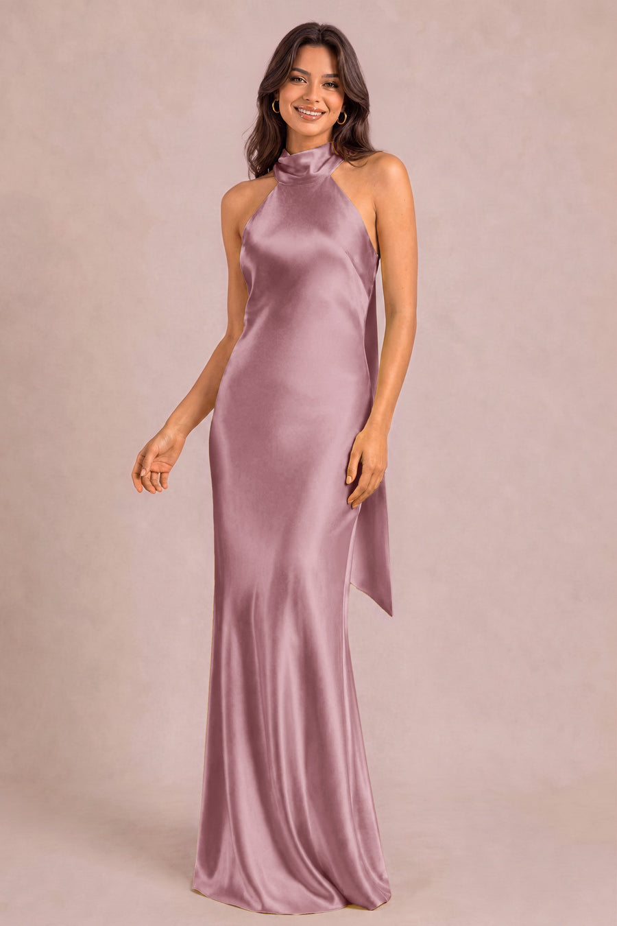 Soraia Malva Vintage | Vestido comprido tubinho em cetim brilhante com detalhe drapeado