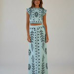 Studio photoshoot - vestido azul bordado