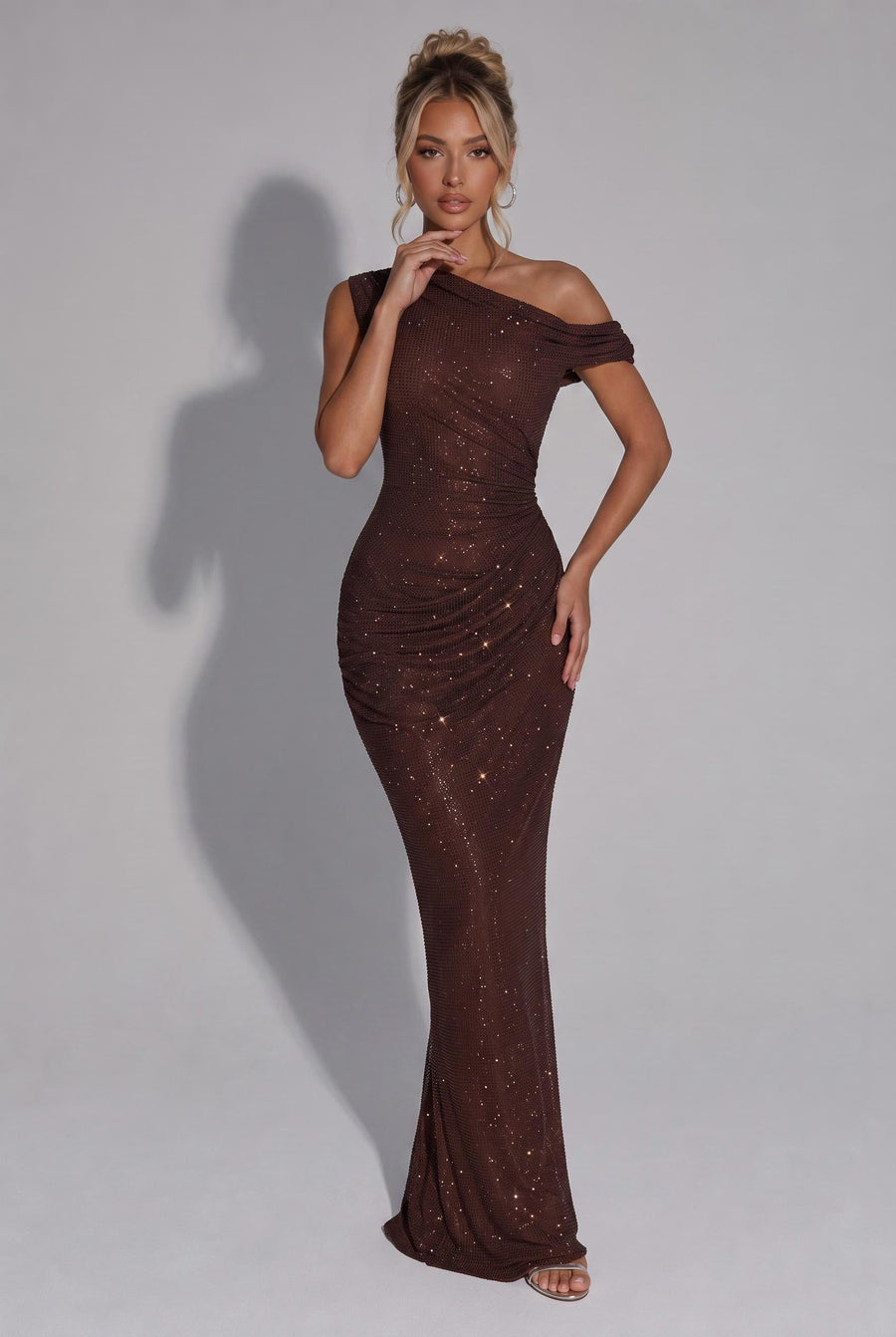 Tânia Castanho | Vestido comprido de um ombro só franzido com brilhantes