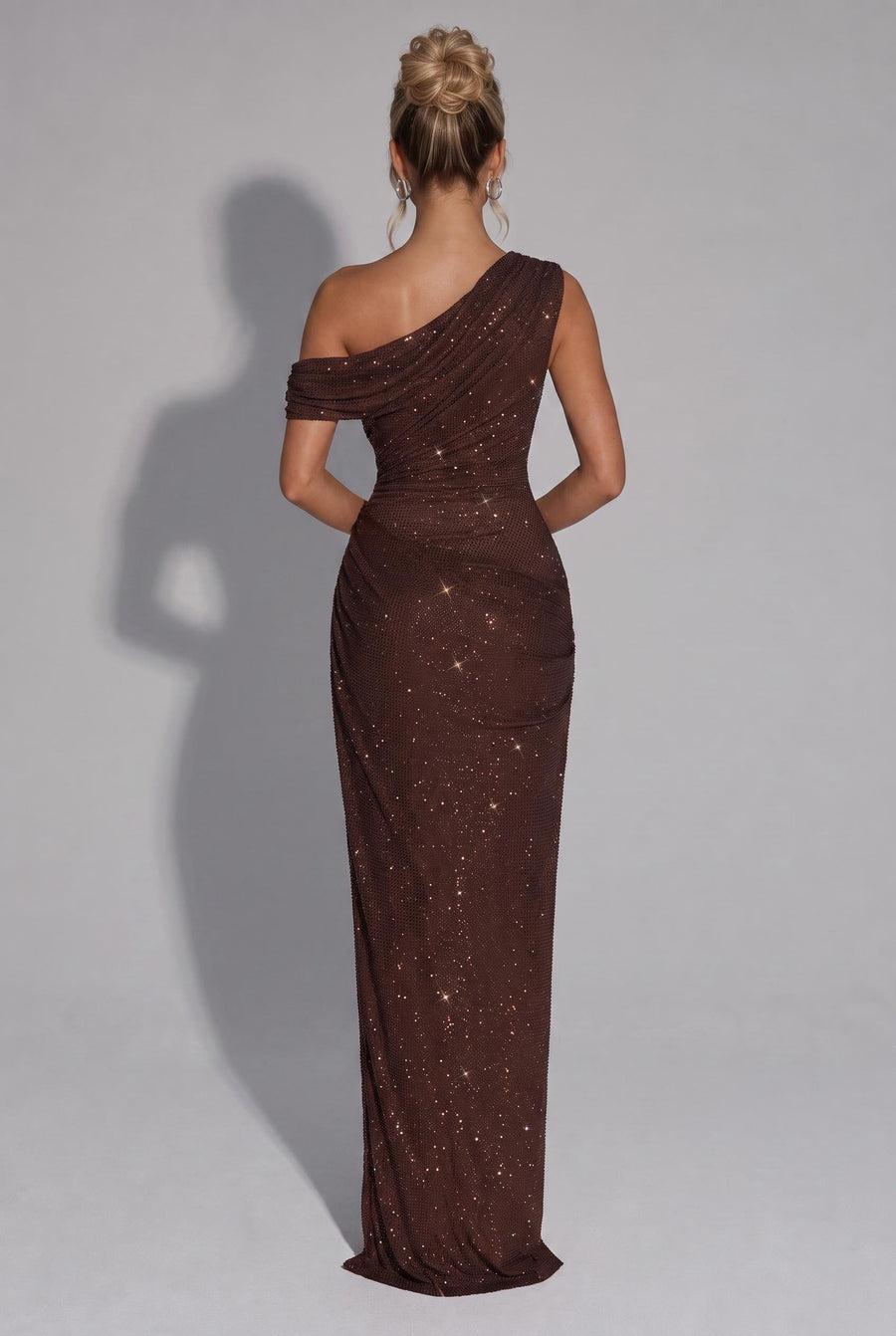 Tânia Castanho | Vestido comprido de um ombro só franzido com brilhantes