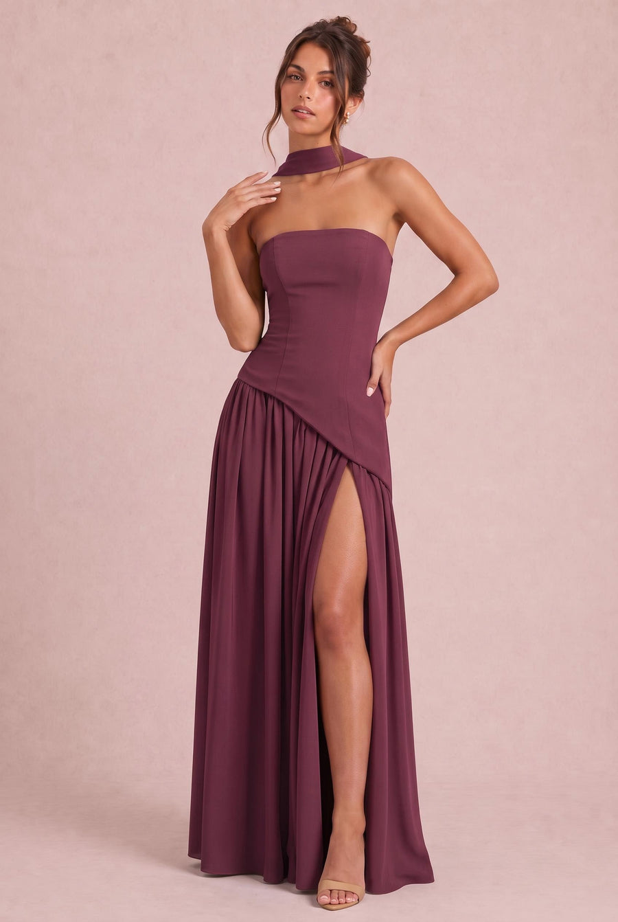 Vera Cabernet | Vestido de dama de honor evasê em chiffon com detalhe drapeado