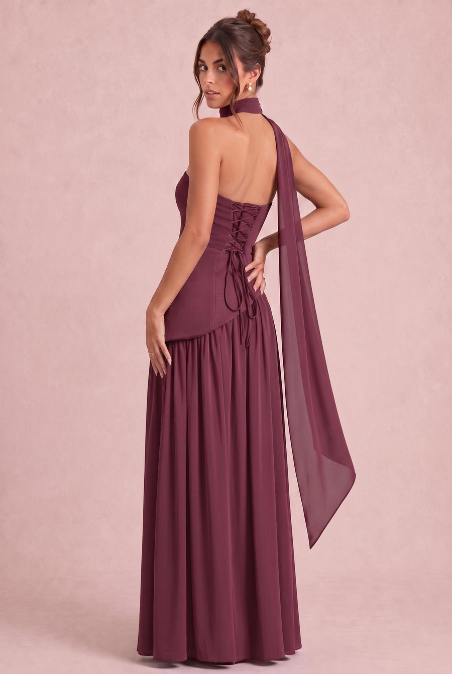 Vera Cabernet | Vestido de dama de honor evasê em chiffon com detalhe drapeado