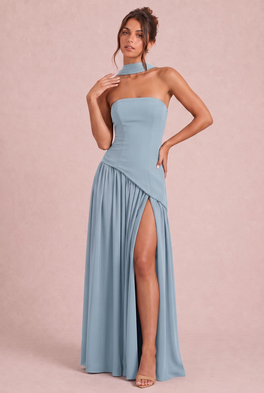 Vera Azul Pó | Vestido de dama de honor evasê em chiffon com detalhe drapeado