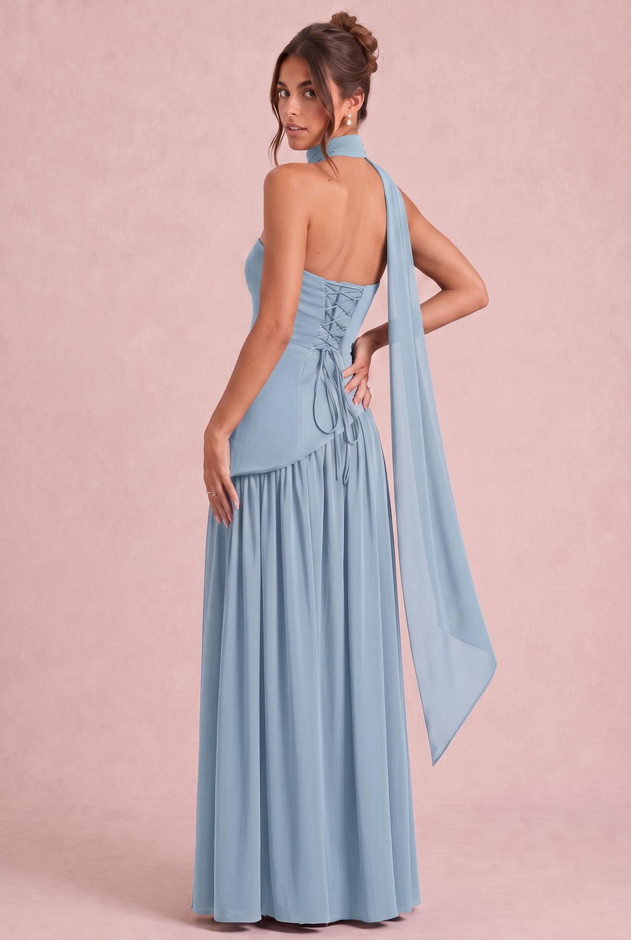 Vera Azul Pó | Vestido de dama de honor evasê em chiffon com detalhe drapeado