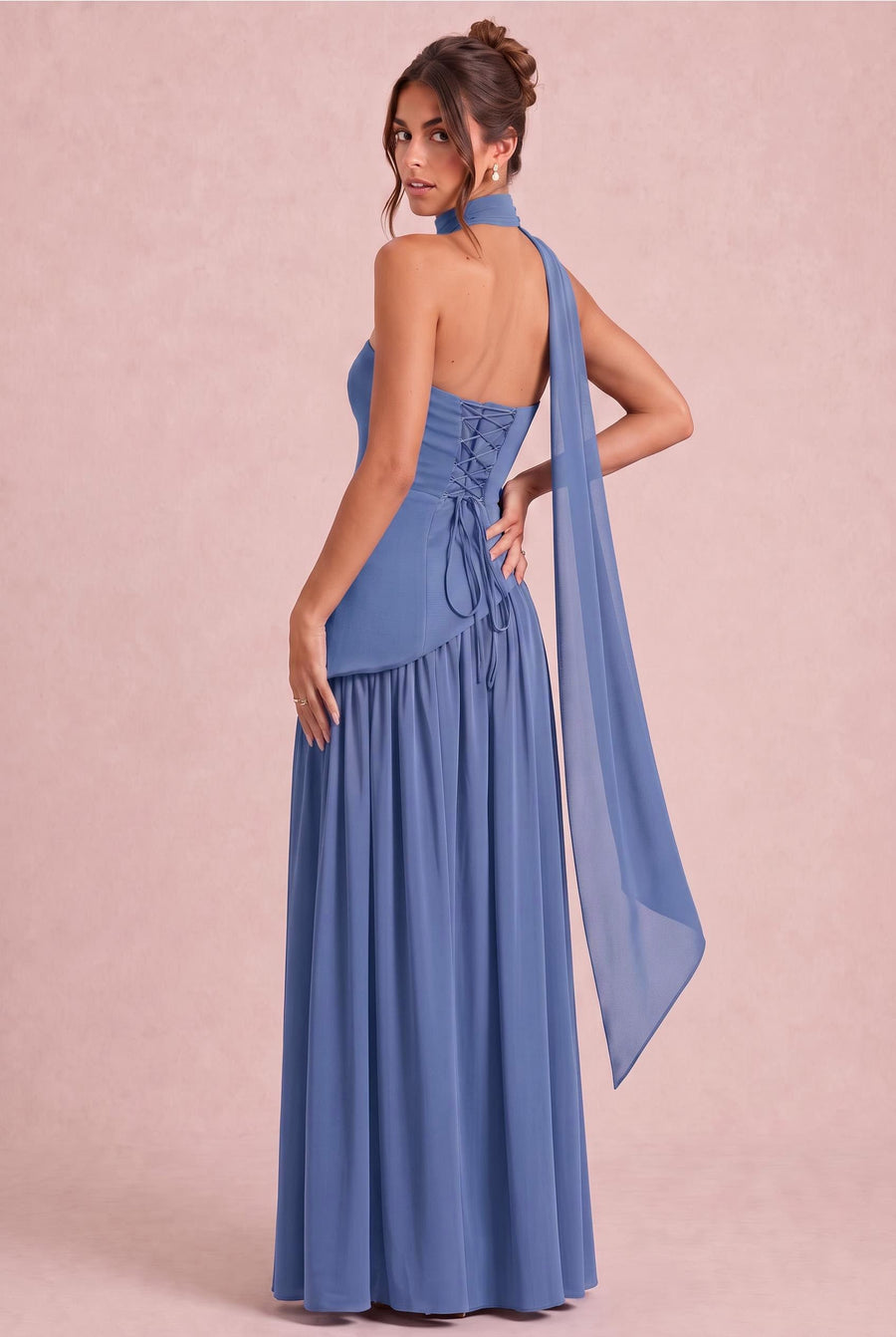 Vera Pervinca | Vestido de dama de honor evasê em chiffon com detalhe drapeado