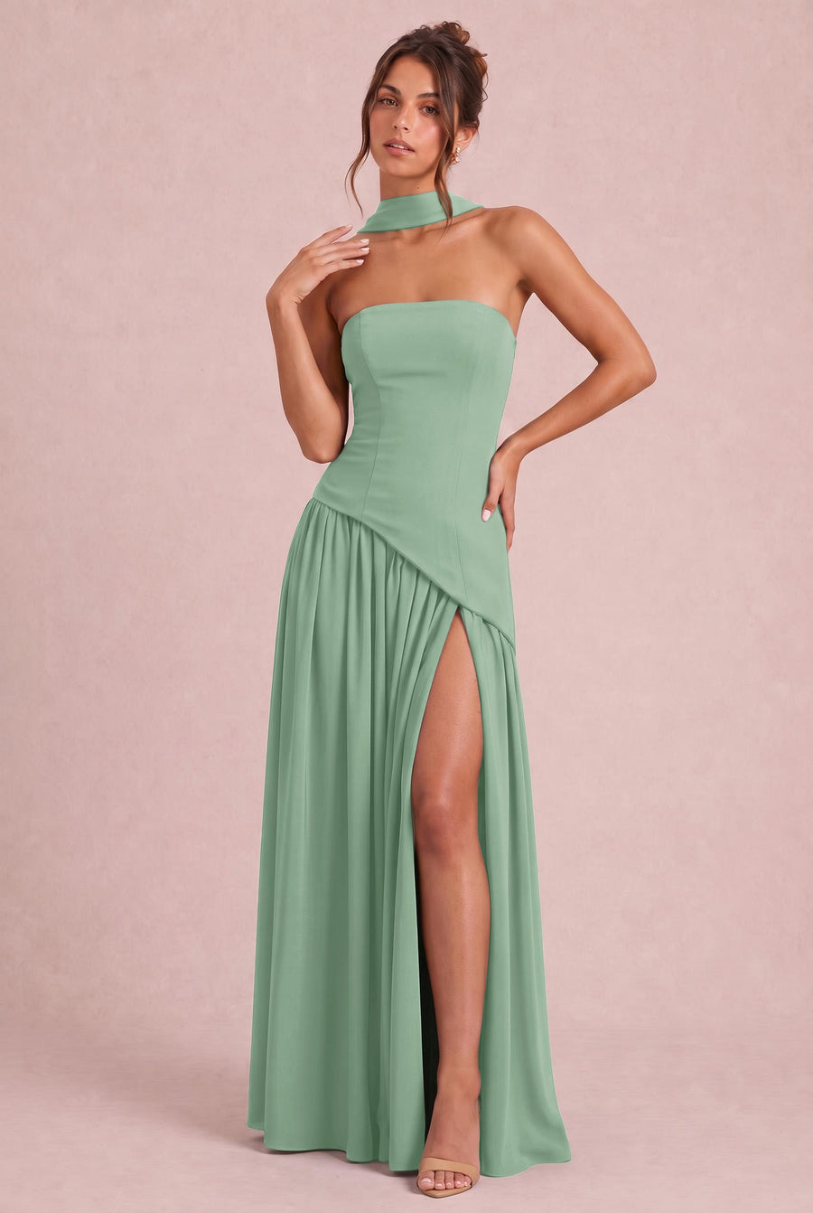 Vera Verde Salva | Vestido de dama de honor evasê em chiffon com detalhe drapeado