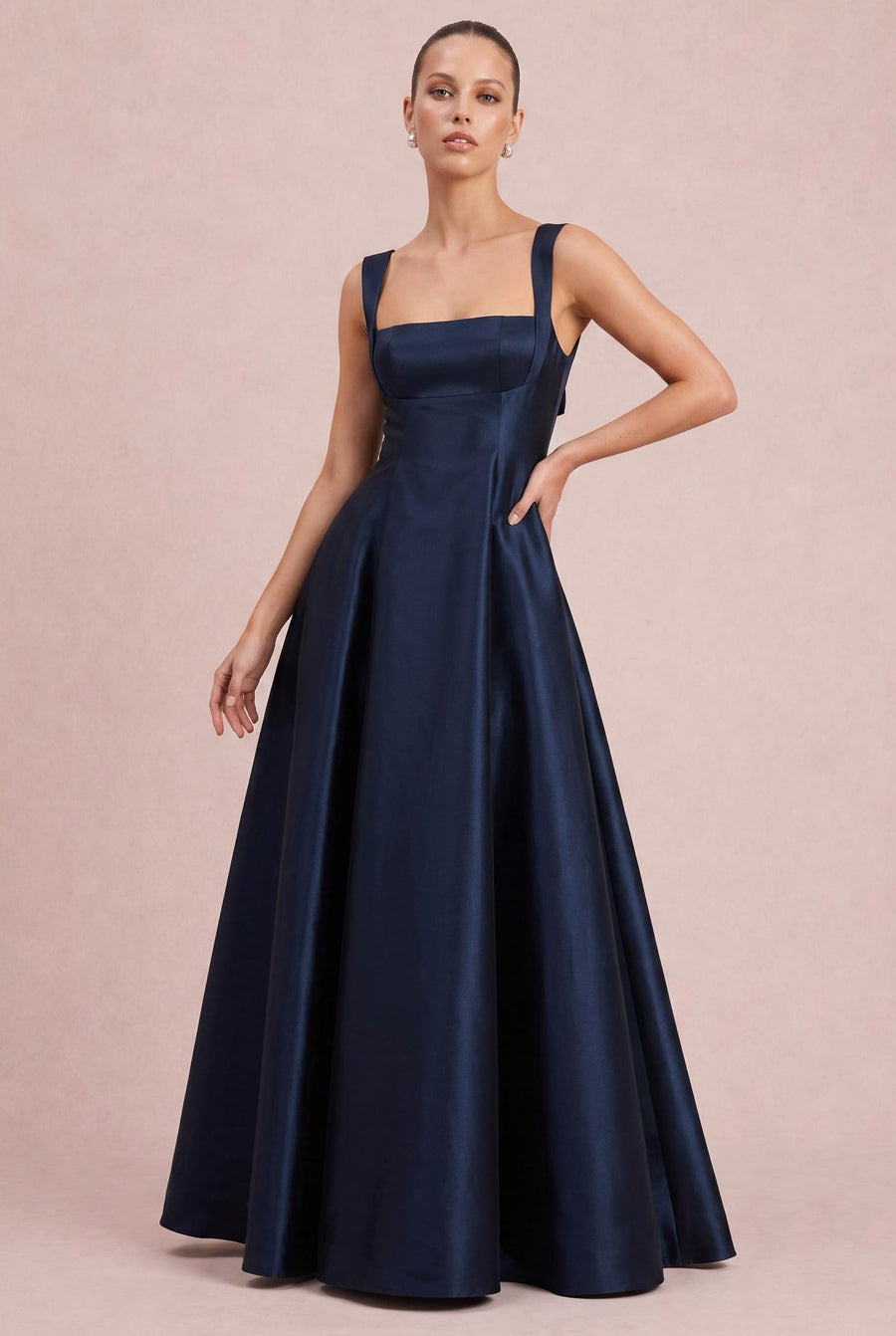 Vitória Verde Azeitona | Vestido de dama de honor evasê em cetim com laço