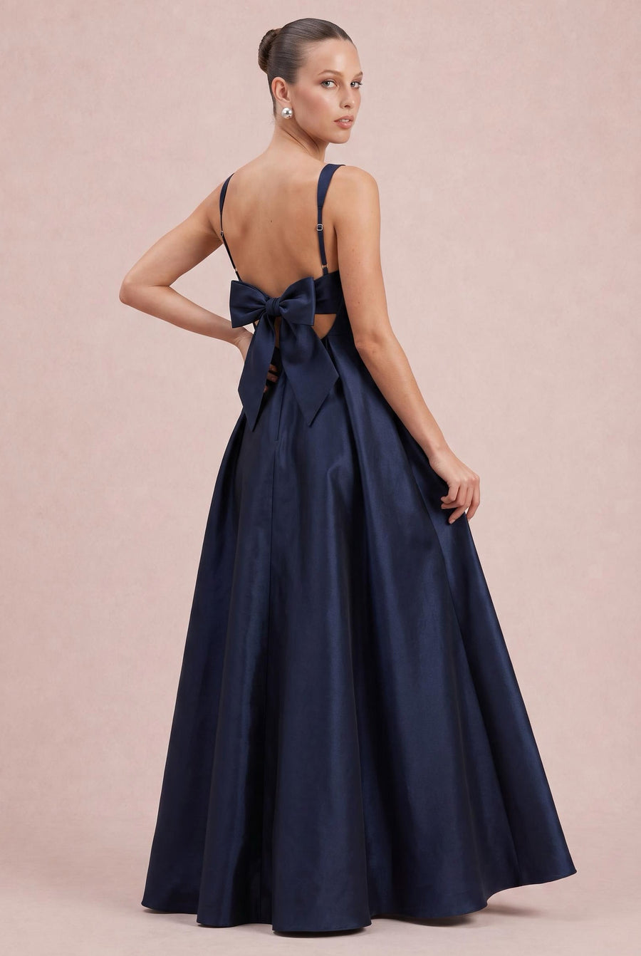 Vitória Verde Azeitona | Vestido de dama de honor evasê em cetim com laço