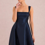 Vitória Azul Marinho Escuro | Vestido de dama de honor evasê em cetim com laço