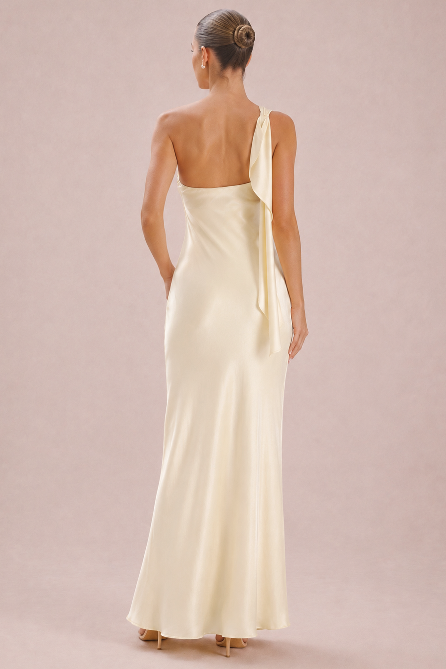 Zita | Vestido de dama de honor tubinho em cetim mate com detalhe drapeado